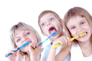 kids cleaning teeth